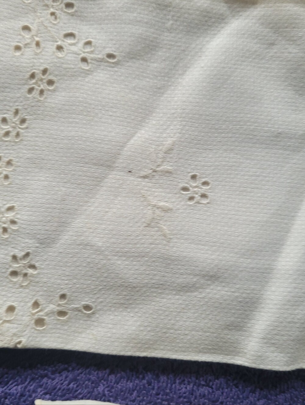 Vintage White & Cream Embroidered Linen Table Handkerchief Set - Picture 4 of 9